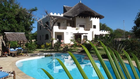 Property building, Garden, Swimming pool, sunbed