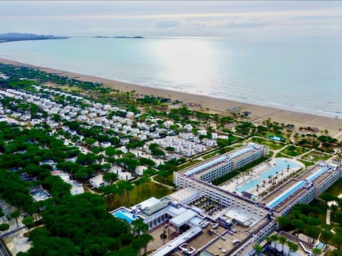 Nearby landmark, Day, Neighbourhood, Natural landscape, Bird's eye view, Beach, City view, Pool view, Sea view, Street view, Swimming pool, Location