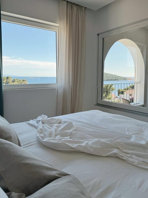 Photo of the whole room, Bedroom, Sea view