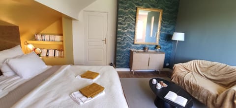 Bed, Photo of the whole room, towels, wardrobe