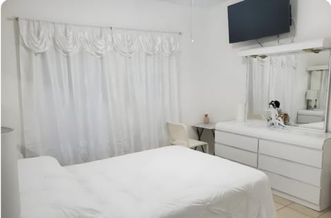 Bed, TV and multimedia, Bedroom
