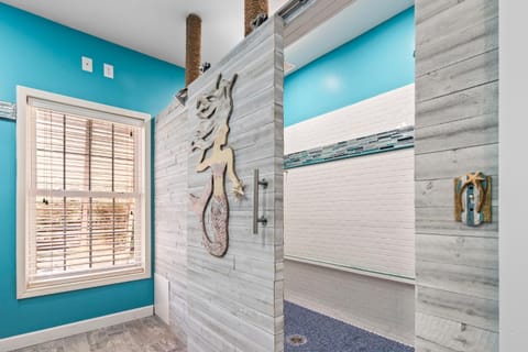 Stunning Beach Cottage! Hot Tub and Pet Friendly! Sleeps 6! House in Garden City