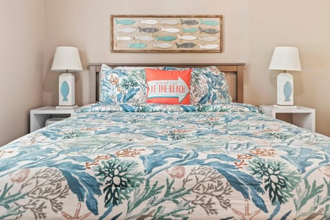 Stunning Beach Cottage! Hot Tub and Pet Friendly! Sleeps 6! House in Garden City