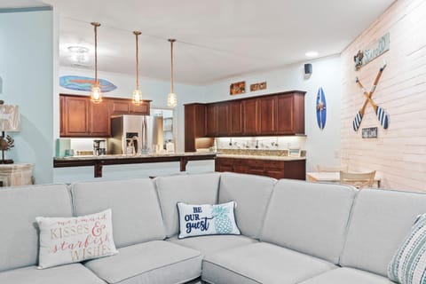 Stunning Beach Cottage! Hot Tub and Pet Friendly! Sleeps 6! House in Garden City