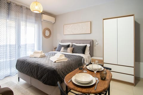 Bed, Living room, Photo of the whole room, Seating area, Dining area, Bedroom, towels, wardrobe, air conditioner