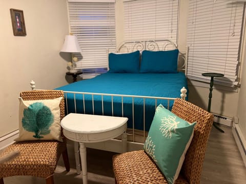 Bed, Photo of the whole room, Seating area, Bedroom