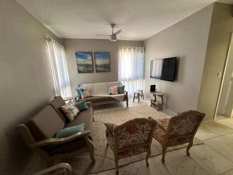Communal lounge/ TV room, TV and multimedia, Living room, Dining area