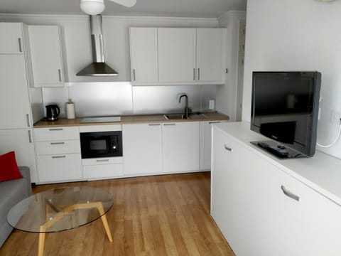 Coffee/tea facilities, Kitchen or kitchenette, Dining area, dishwasher, stove