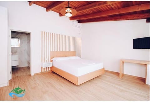 Bed, TV and multimedia, Photo of the whole room, Bedroom