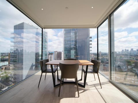 Day, View (from property/room), Dining area, City view