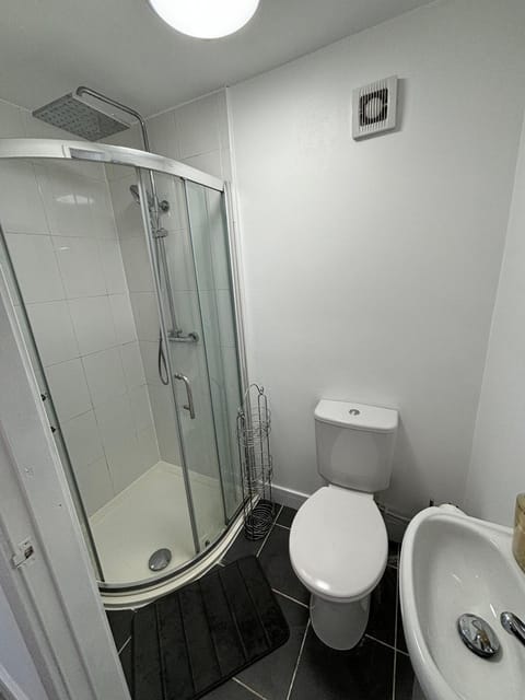 Modern & Cozy Gem - 10min to City Center - Parking Apartment in York