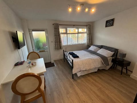 Bed, TV and multimedia, Living room, Seating area, Bedroom