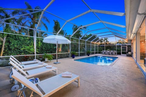 Patio, Swimming pool, sunbed