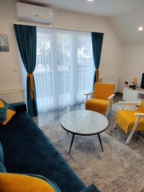 TV and multimedia, Living room, Seating area, internet, air conditioner