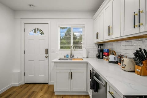 Brand New Designer's Stylish 1BR Home - 1min to I5 Apartment in Lynnwood