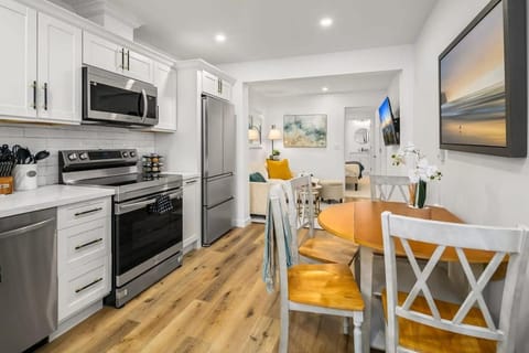 Brand New Designer's Stylish 1BR Home - 1min to I5 Apartment in Lynnwood