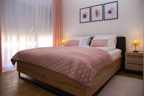 Bed, Photo of the whole room, Bedroom, air conditioner