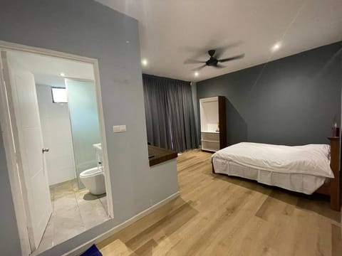 Toilet, Bathroom, Photo of the whole room, Bedroom, towels