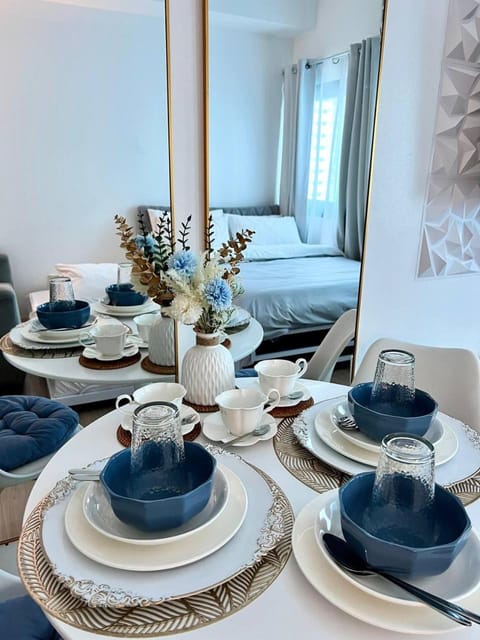 Bed, Dining area, Bedroom