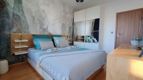 Bed, Bedroom, towels, wardrobe
