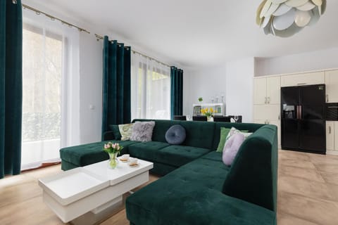 TV and multimedia, Kitchen or kitchenette, Living room, Seating area