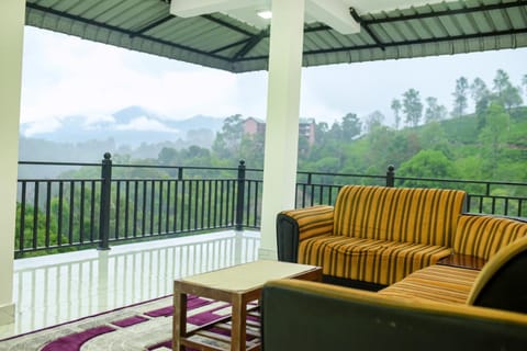 Property building, Balcony/Terrace, Seating area, Mountain view