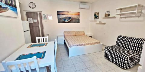 Photo of the whole room, air conditioner