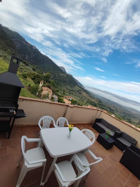Natural landscape, BBQ facilities, Balcony/Terrace, Mountain view