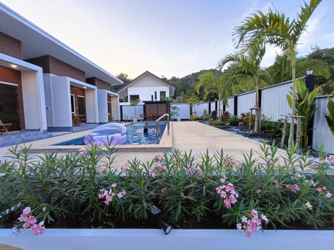 Property building, Day, Garden, Garden view