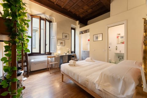 Bed, Photo of the whole room, Decorative detail, Bedroom, furniture, internet, towels, air conditioner