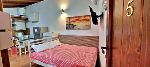 Bed, Dining area, Bedroom