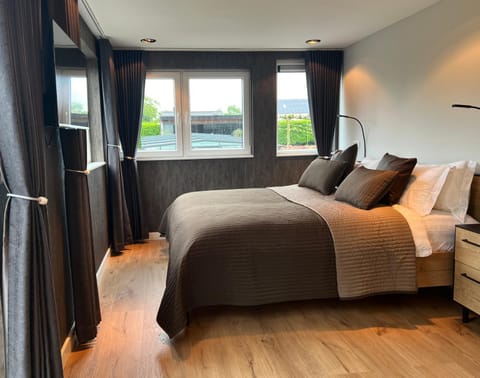 Bed, TV and multimedia, Living room