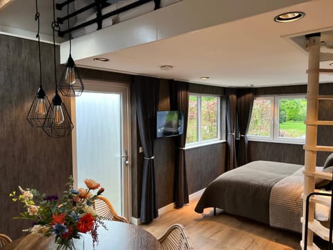 Bed, TV and multimedia, Photo of the whole room, Bedroom