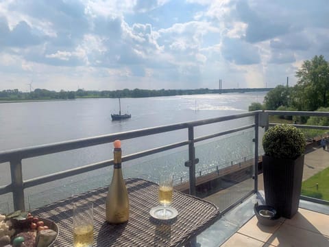 View (from property/room), Balcony/Terrace, Lake view, River view