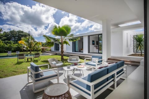 Property building, Day, Garden, Balcony/Terrace, Seating area, Garden view, Pool view
