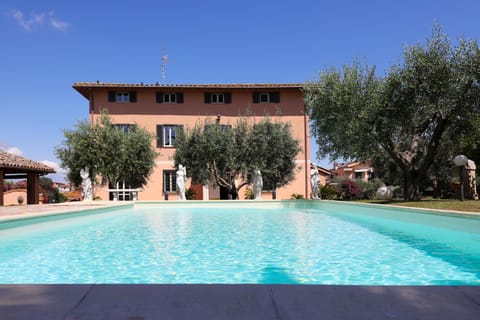 Property building, Day, Kitchen or kitchenette, Pool view, Swimming pool, Swimming pool
