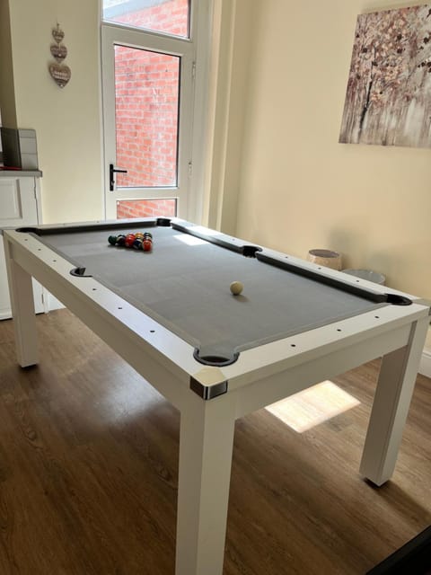 Billiard, Game Room