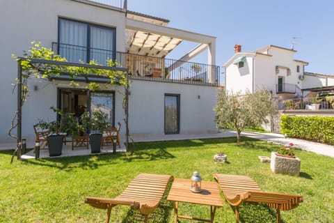 Property building, Day, Seating area, Garden view