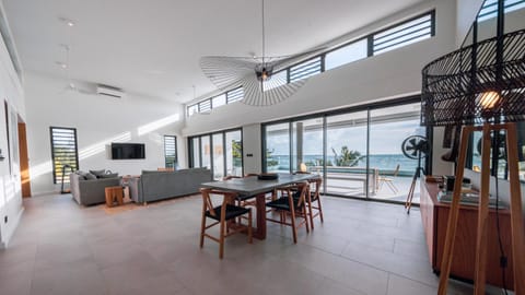 TV and multimedia, Living room, Seating area, air conditioner