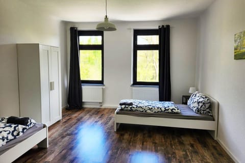 Photo of the whole room, Bedroom, wardrobe