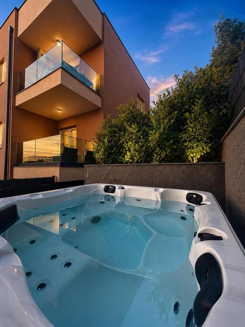 Garden, Hot Tub