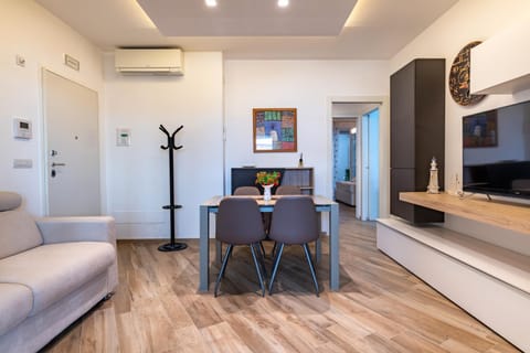 TV and multimedia, Living room, Photo of the whole room, Seating area, Dining area, Lunch