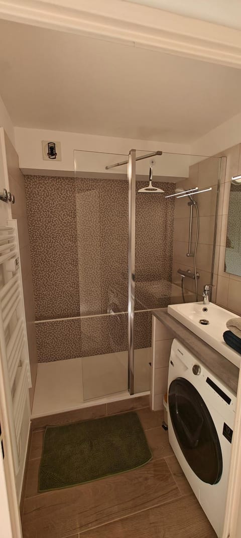 Shower, Bathroom, washing machine, dryer