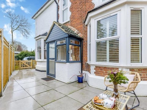 Property building, Patio, Day, Balcony/Terrace