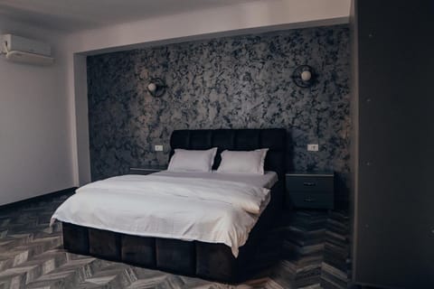 Bed, Photo of the whole room, Bedroom, air conditioner