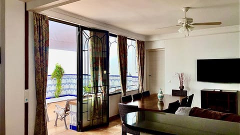 Patio, Living room