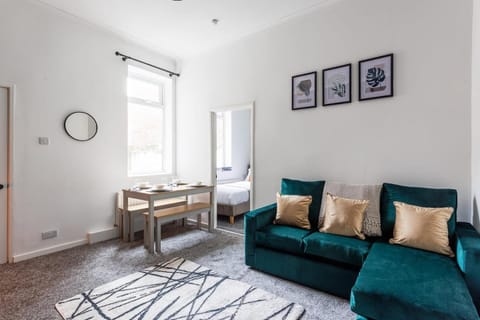 Perfect 2 BR home stay, 10 mins walk from the city House in South Shields