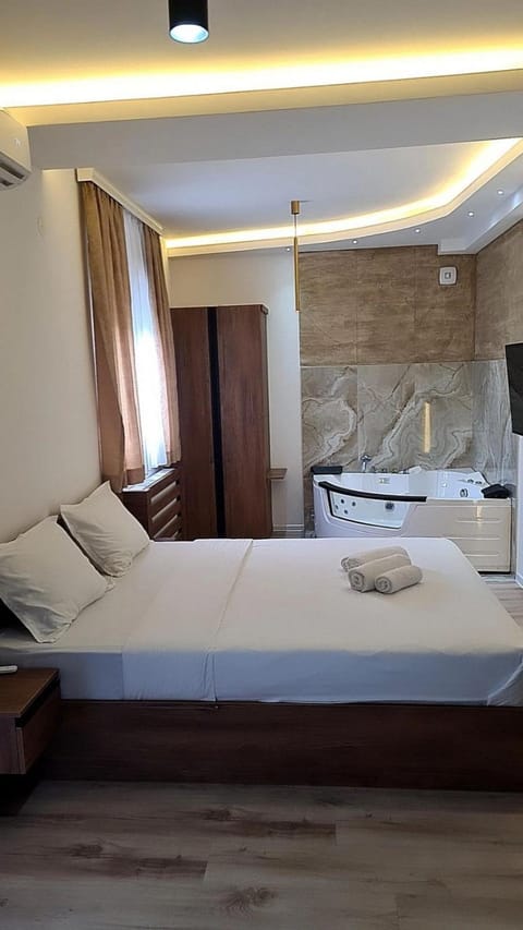 Bed, TV and multimedia, Bedroom, towels