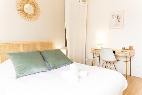 Photo of the whole room, Bedroom