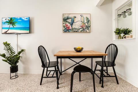 Vibrant Little Havana Apt with Parking Apartment in Brickell